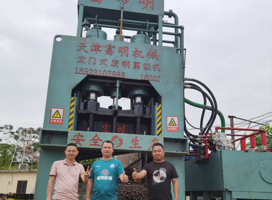 金屬破碎機(jī),鋼筋切粒機(jī),非金屬打包機(jī),廢鋼抓鋼機(jī),龍門(mén)式廢鋼剪切機(jī).jpg