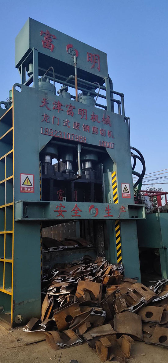 金屬破碎機(jī),鋼筋切粒機(jī),非金屬打包機(jī),廢鋼抓鋼機(jī),龍門(mén)式廢鋼剪切機(jī).jpg