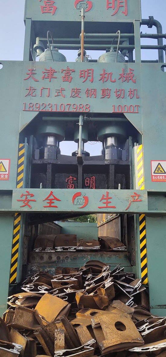 金屬破碎機(jī),鋼筋切粒機(jī),非金屬打包機(jī),廢鋼抓鋼機(jī),龍門(mén)式廢鋼剪切機(jī).jpg